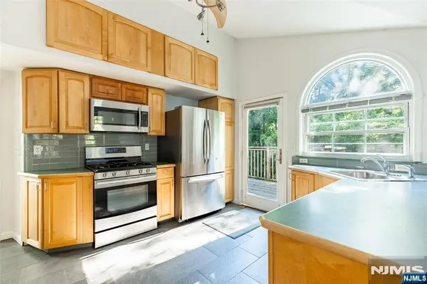 43 Spring Valley AVE, Paramus, NJ 07652
