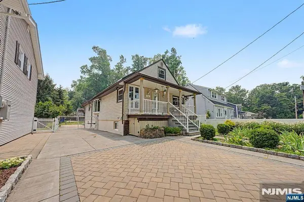 92 Blauvelt AVE, Bergenfield, NJ 07621