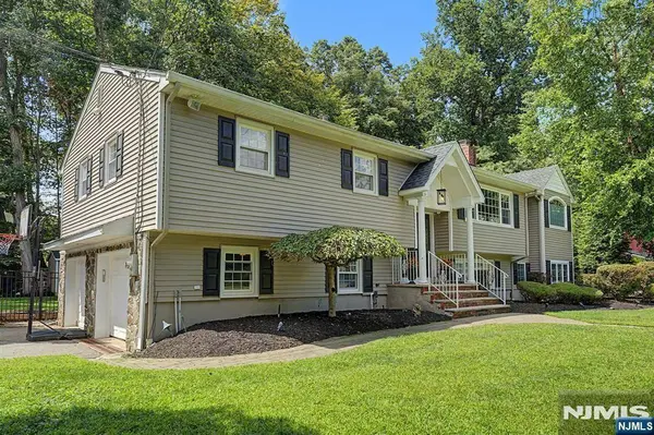 62 Andrew AVE, Oakland, NJ 07436