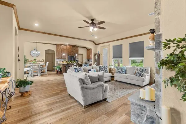 300 Delatorre Street, Trenton, TX 75490