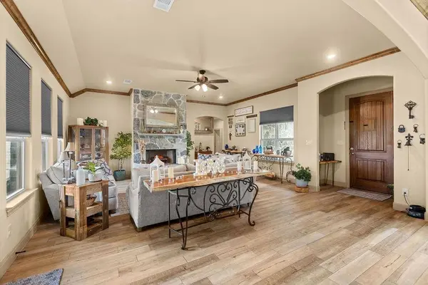 300 Delatorre Street, Trenton, TX 75490