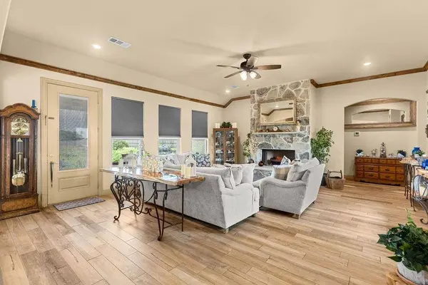 300 Delatorre Street, Trenton, TX 75490