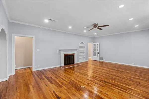 650 W Kaufman Street, Paris, TX 75460