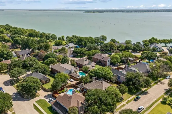 8710 Creekside Drive, Rowlett, TX 75089