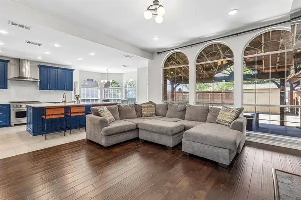 8710 Creekside Drive, Rowlett, TX 75089