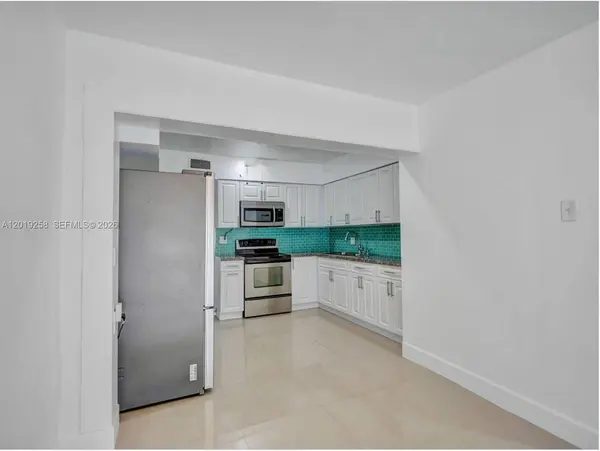 9494 SW 39th St, Miami, FL 33165