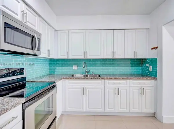 9494 SW 39th St, Miami, FL 33165