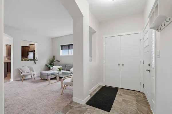 8 Rowberry CT, Sylvan Lake, AB T4S 0L7
