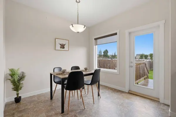 8 Rowberry CT, Sylvan Lake, AB T4S 0L7