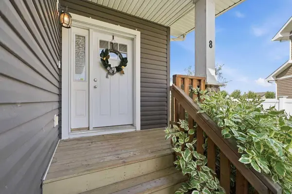 8 Rowberry CT, Sylvan Lake, AB T4S 0L7