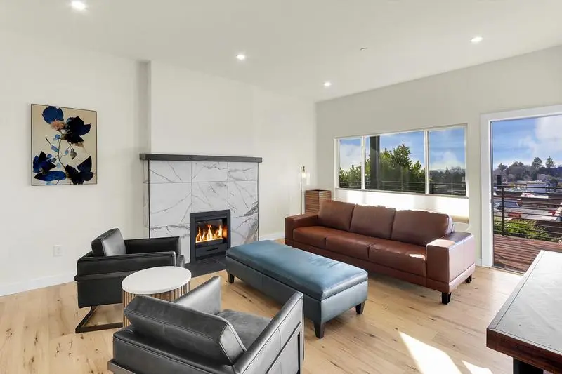 1423 1st Ave #3, Seattle, WA 98101-2075