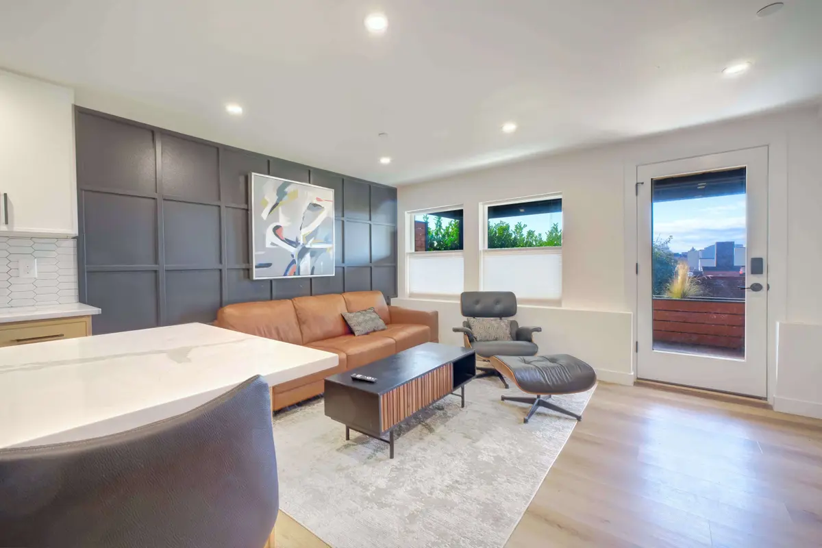 1423 1st Ave #4, Seattle, WA 98101-2075