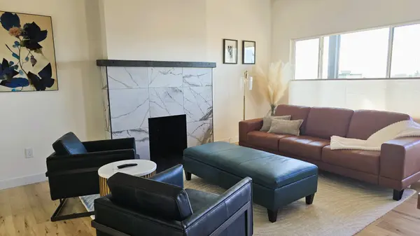 1423 1st Ave N #3, Seattle, WA 98109-3107