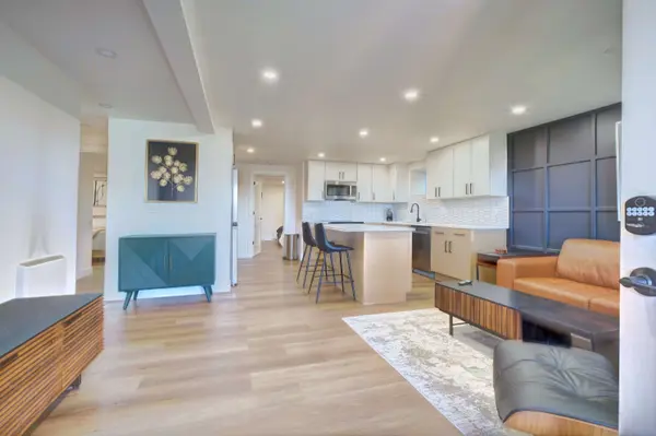 1423 1st Ave #4, Seattle, WA 98101-2075