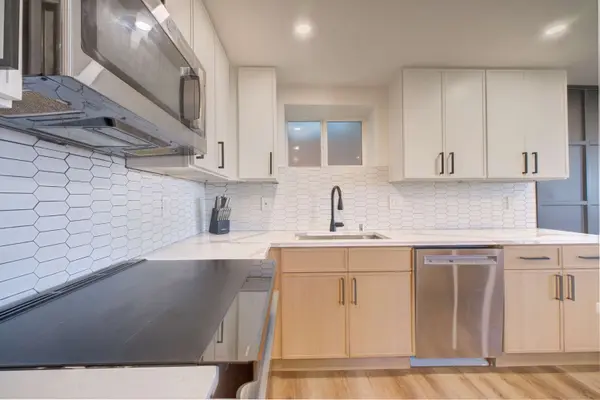 1423 1st Ave #4, Seattle, WA 98101-2075