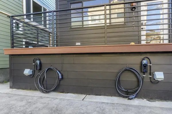 1423 1st Ave #4, Seattle, WA 98101-2075