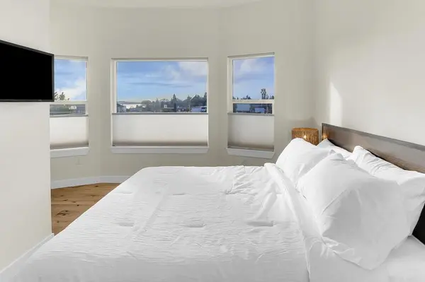 1423 1st Ave #3, Seattle, WA 98101-2075