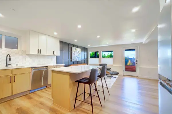 1423 1st Ave #4, Seattle, WA 98101-2075