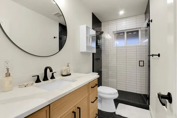 1423 1st Ave #3, Seattle, WA 98101-2075