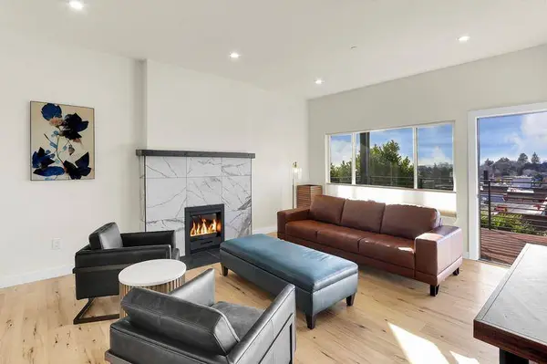 1423 1st Ave #3, Seattle, WA 98101-2075