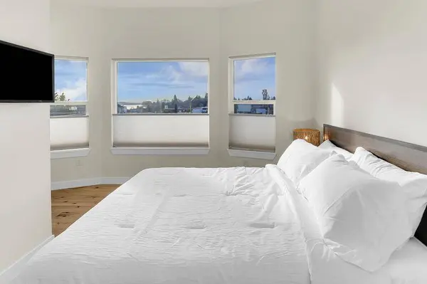 1423 1st Ave #3, Seattle, WA 98101-2075