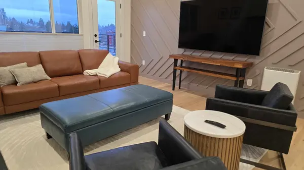 1423 1st Ave #3, Seattle, WA 98101-2075