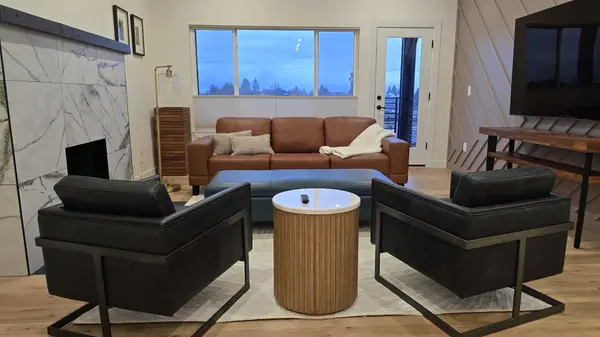 1423 1st Ave #3, Seattle, WA 98101-2075