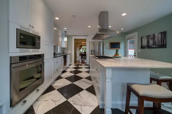 Why Hire a Realtor Instead of Going It Alone?