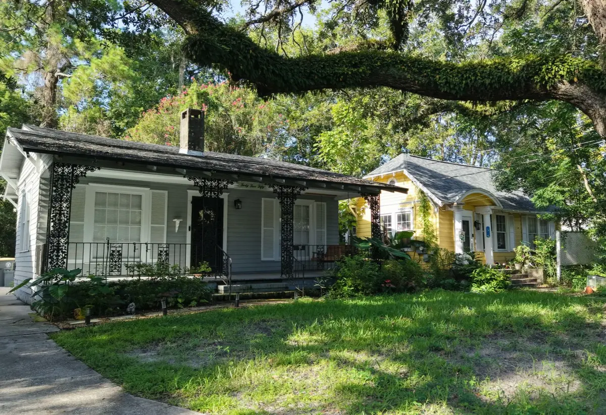 Bungalow-style homes beneath a mature oak canopy in Murray Hill, Jacksonville, Florida.