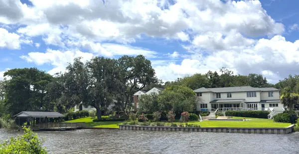 Luxury waterfront homes with private docks along the St. Johns River in San Marco, Jacksonville, Florida.