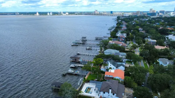 Luxury waterfront homes with private docks along the St. Johns River in San Marco, Jacksonville, Florida.