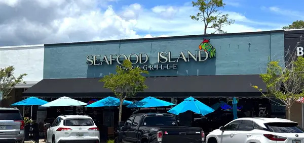 Locally owned restaurants, cafés, boutiques, and everyday conveniences are all within easy walking distance throughout San Marco Square.
