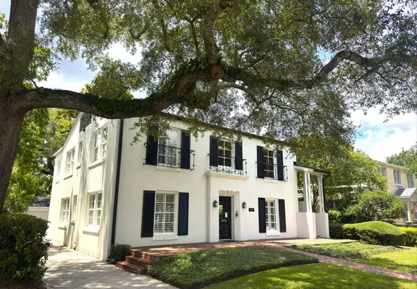 Historic home beneath mature oak trees in San Marco, Jacksonville, Florida.