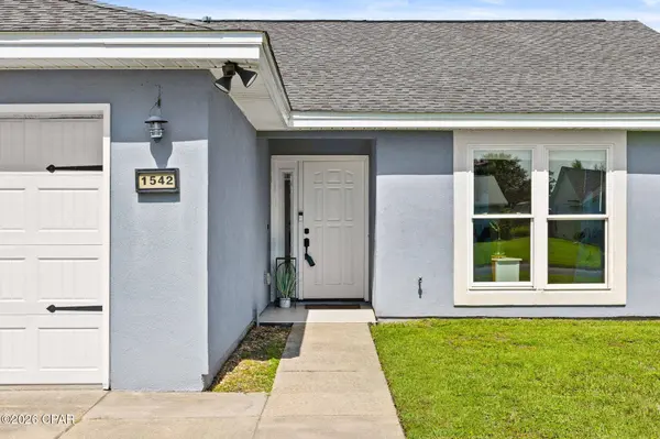 1542 Blue Grass LN, Lynn Haven, FL 32444