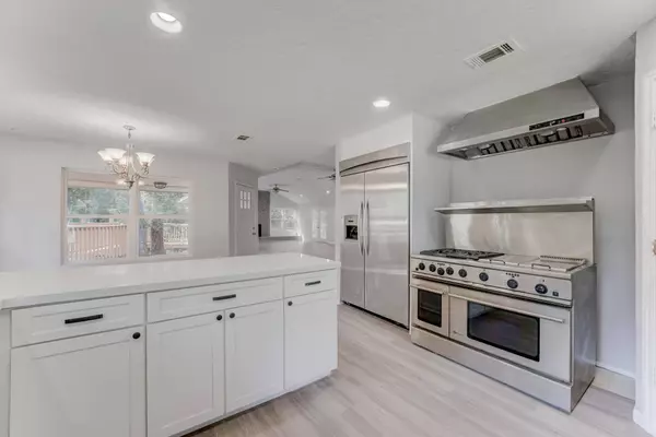 81 Oak Grove LN, Conroe, TX 77304