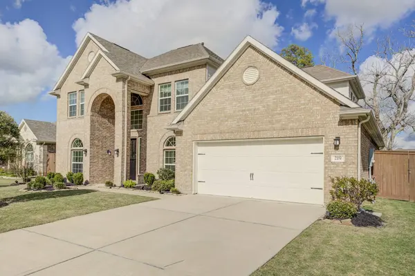 219 Bentwater LN, Clute, TX 77531
