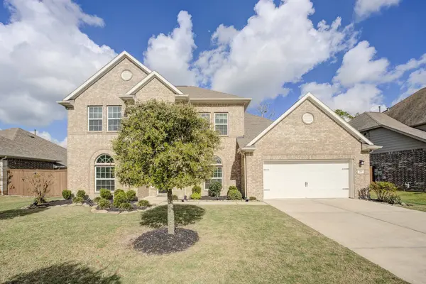 219 Bentwater LN, Clute, TX 77531