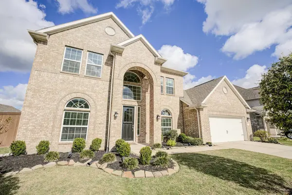 219 Bentwater LN, Clute, TX 77531