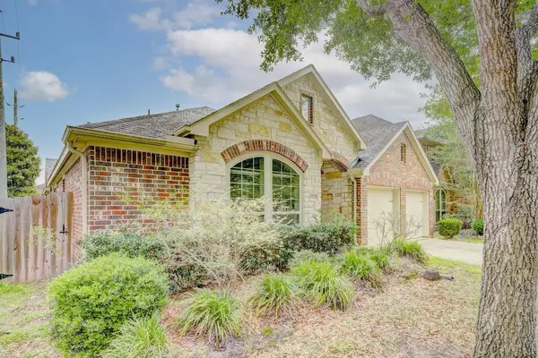 6027 Falling Briar LN, Sugar Land, TX 77479