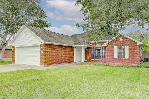 1140 Thomas DR, Angleton, TX 77515