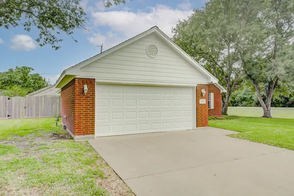 1140 Thomas DR, Angleton, TX 77515