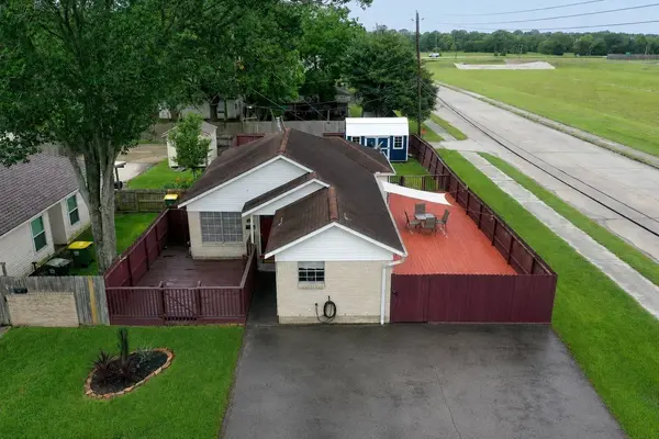 2102 N Pearland AVE, Pearland, TX 77581