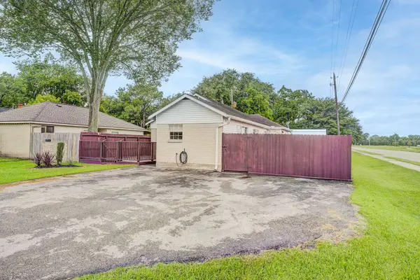 2102 N Pearland AVE, Pearland, TX 77581