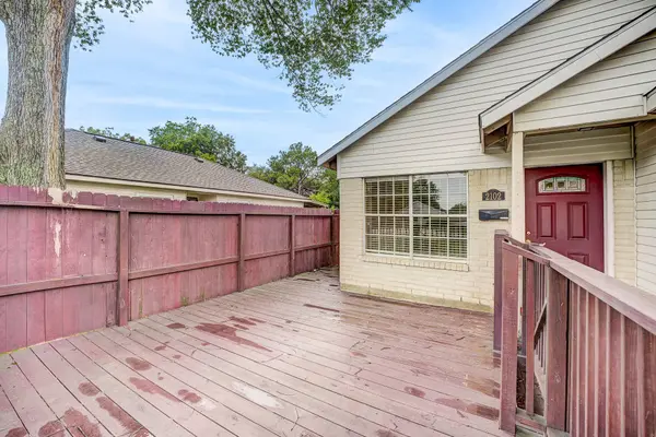 2102 N Pearland AVE, Pearland, TX 77581