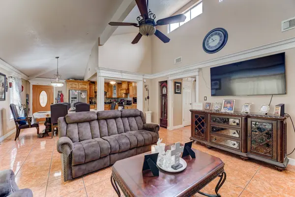 316 Hickman LN, Angleton, TX 77515