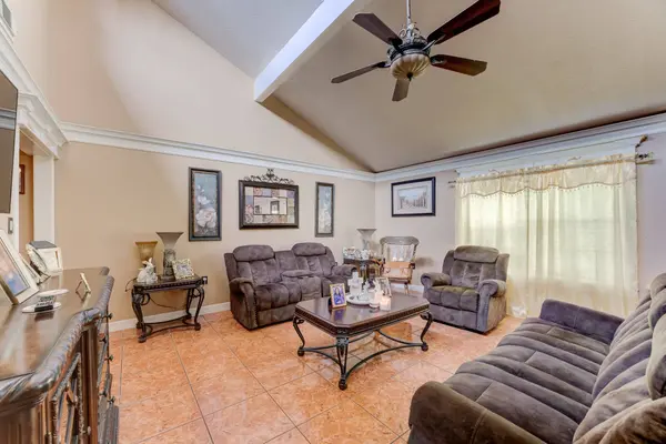 316 Hickman LN, Angleton, TX 77515