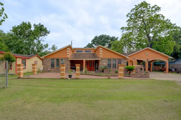 316 Hickman LN, Angleton, TX 77515