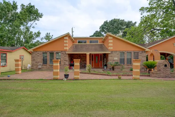 316 Hickman LN, Angleton, TX 77515