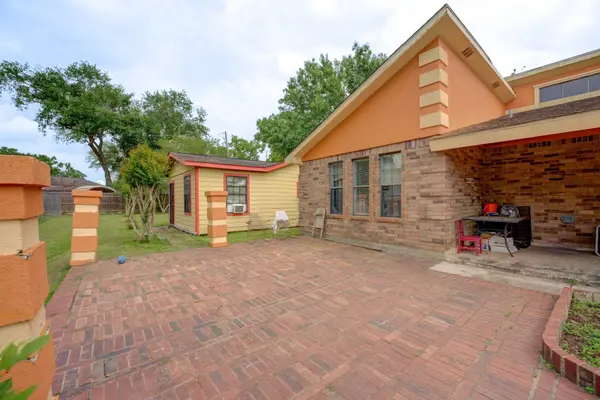 316 Hickman LN, Angleton, TX 77515