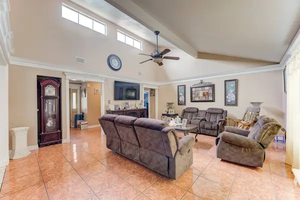 316 Hickman LN, Angleton, TX 77515